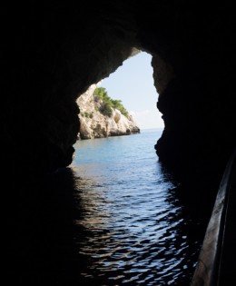 La côte en bateau et la Foresta Umbra